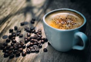 xícara cinza com café cremoso