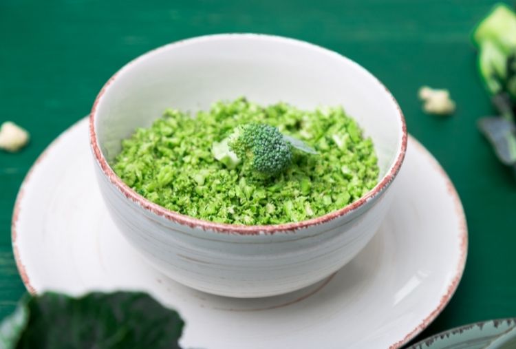 arroz de brócolis em prato branco