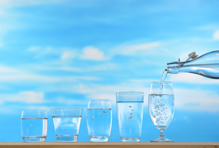 5 copos exemplificando os beneficios da água