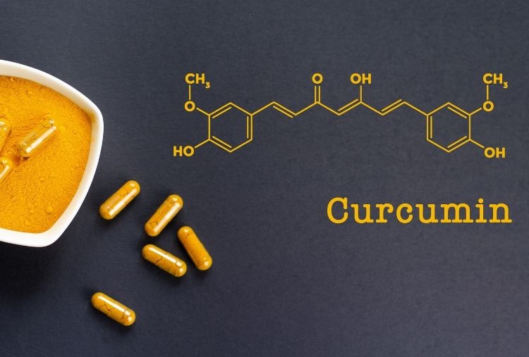 fórmula da curcumina presente na cúrcuma tem benefícios em capsulas
