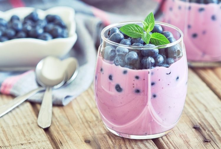 iogurte de frutas vermelhas com mirtilo