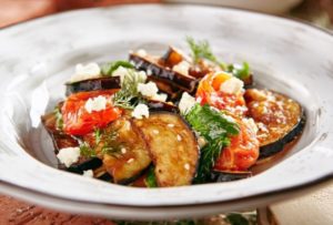 salada de berinjela com pimentão servida num prato fundo