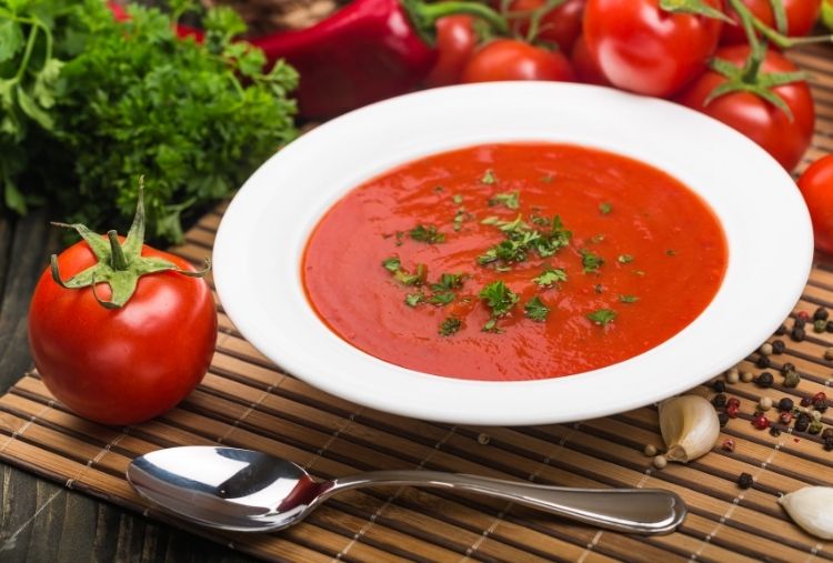 sopa de tomate com salsinha verde de enfeite