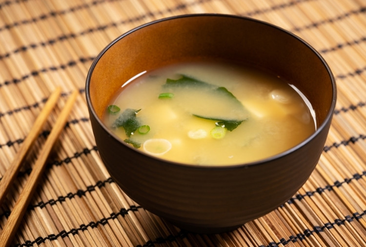 Como fazer Missoshiru: A sopa japonesa