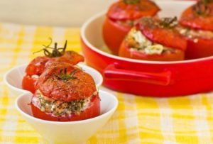 Tomate recheado assado